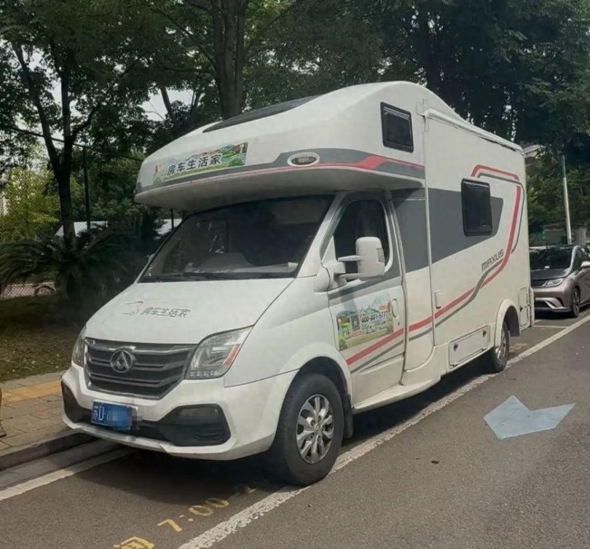 女子租房車(chē)出游車(chē)子連出故障：天窗被吹落、水電故障、手剎失靈