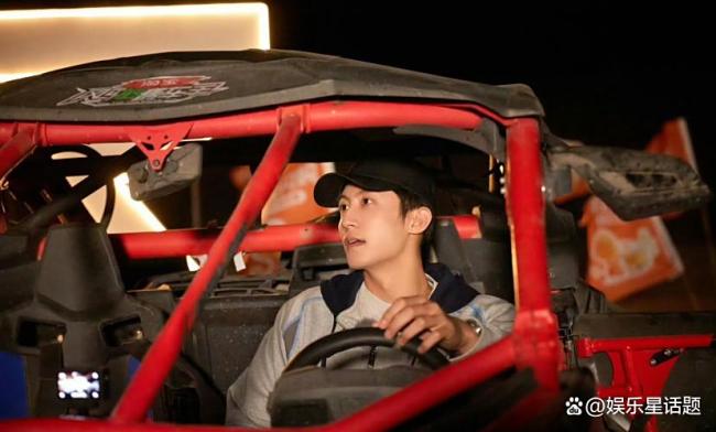 黄景瑜慕强的最高意境 从影迷到赛车铁汉