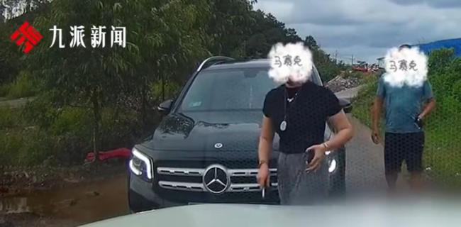 男子遭亮证逼让路 民警上门让删 涉事女子身份待查