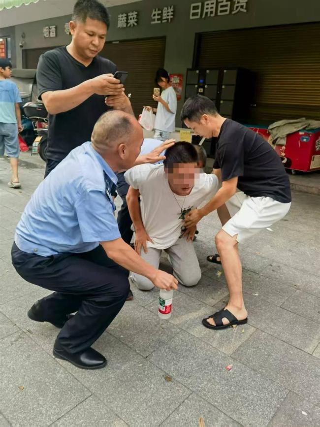 衡阳2死刑案事发小学门口 抓捕现场曝光 男子持刀伤人被抓