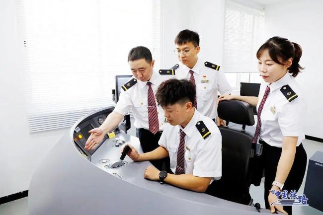 復(fù)興號(hào)“狂追”和諧號(hào)！網(wǎng)友：交警管嗎？