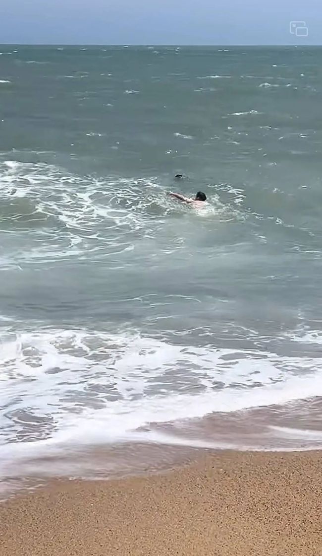 8岁男童被卷入大海生死一线！游客拼尽全力逆浪拽回