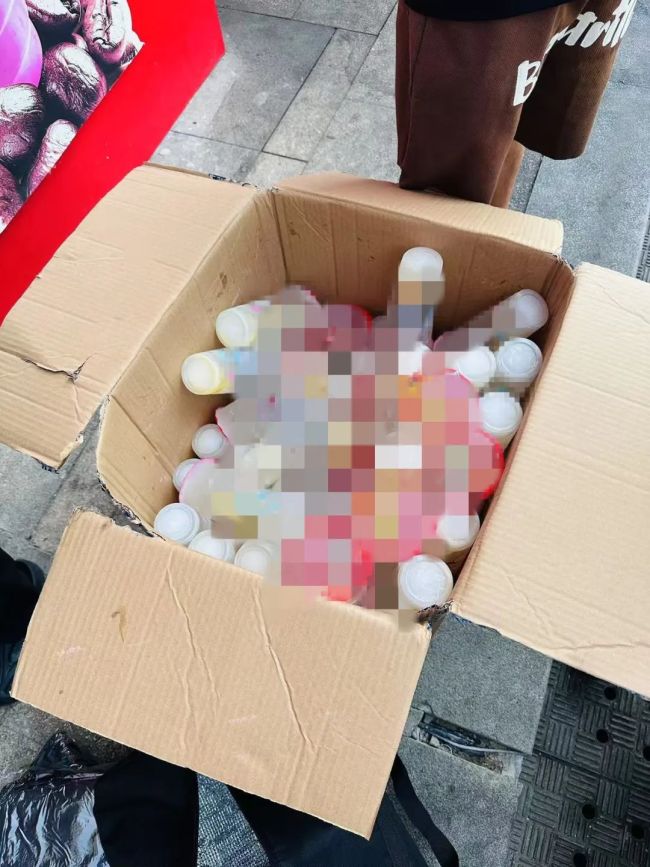 男子背40公斤蜜雪冰城上武功山售卖 独特负重训练体验