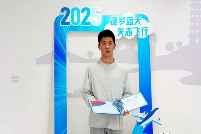 苏州学生坐运-20去报到 逐梦蓝天启航