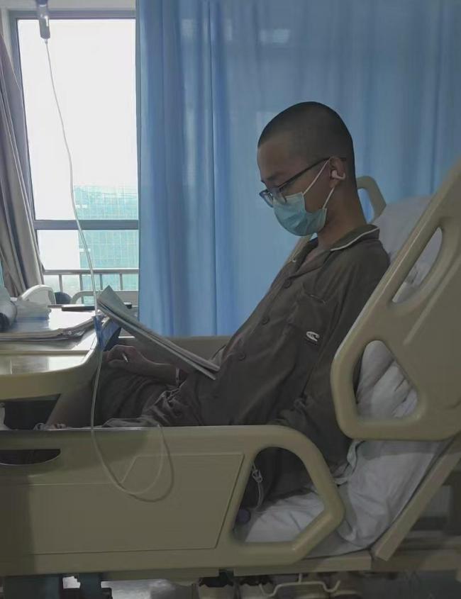 患白血病少年在病房收到录取通知书 圆梦天大
