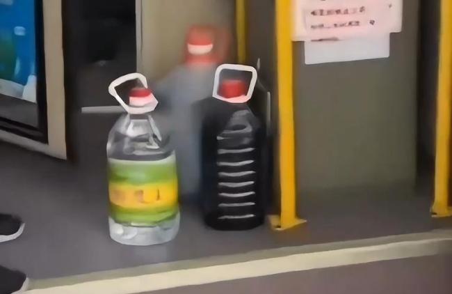 老人携三瓶“不明液体”上公交遭拒 安全警觉引风波