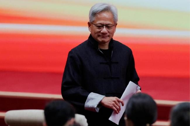 媒体：黄仁勋掉进了一个更深的坑 美国议员“背刺”引发连锁反应
