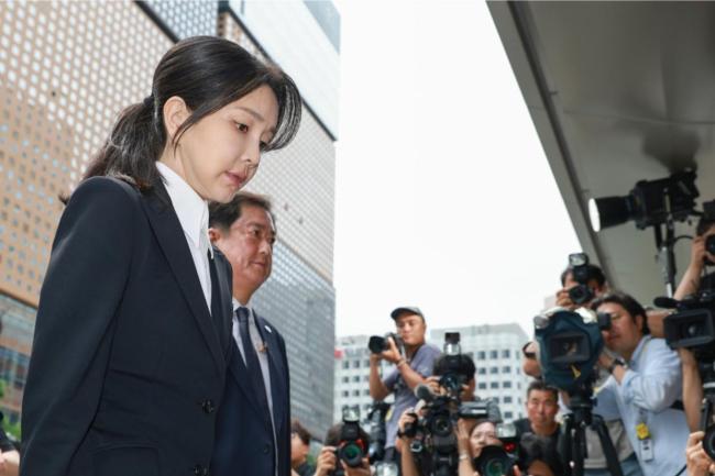 韩前第一夫人涉多项嫌疑 首次公开传讯引发关注
