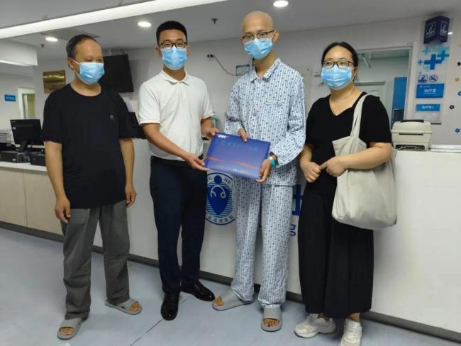 患白血病少年在病房收到录取通知书 圆梦天大
