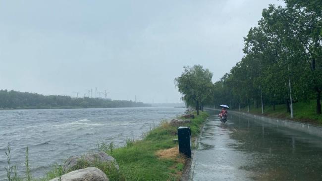 郑州贾鲁河水位暴涨 强降雨致水位迅速上升