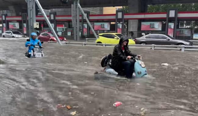 郑州突降暴雨：市民被积水冲走