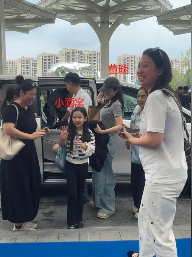 董璇与女儿小酒窝现身游乐园 暑期母女同乐时光