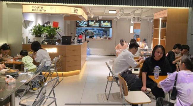 一饭店只招35岁以上员工 挑战职场年龄歧视