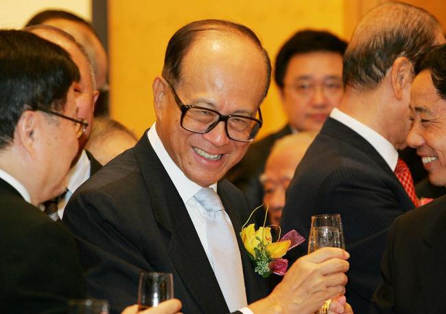 李嘉诚开始新一轮资产腾挪 资本大逃亡玄机