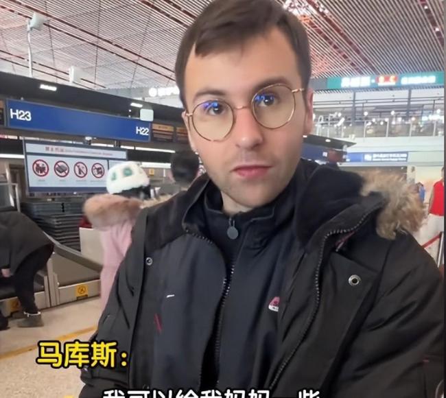 女孩用英语感谢马库斯获中文回应 照片捐赠背后的真诚与争议