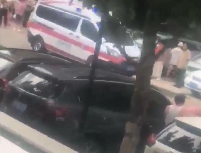 威海一小区发生撞人事故