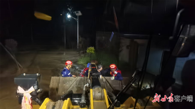 甘肃榆中强降雨引发山洪灾害致3人失联 武警官兵驰援