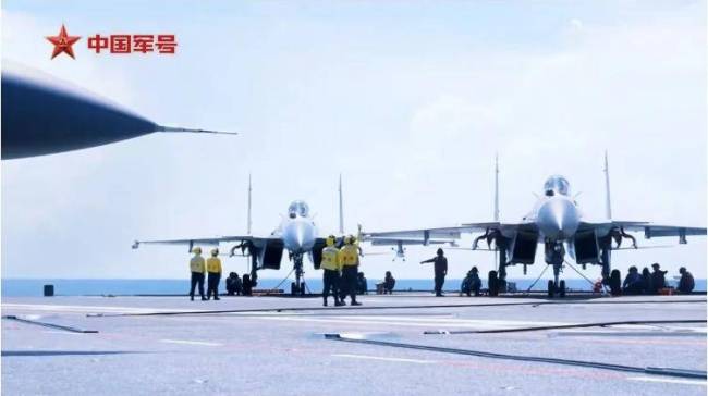 辽宁舰遭无人机逼近，歼15挂弹升空 展现强大反制能力