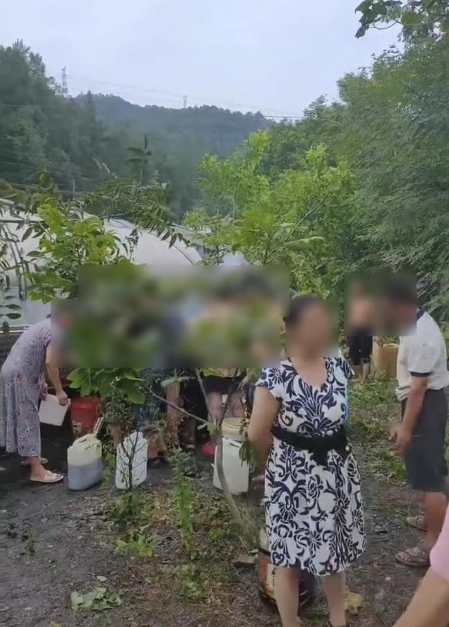 运油车侧翻 大量村民提壶“捡油” 司机允许下接油