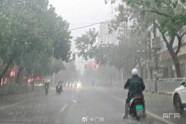 郑州局地遭遇大暴雨