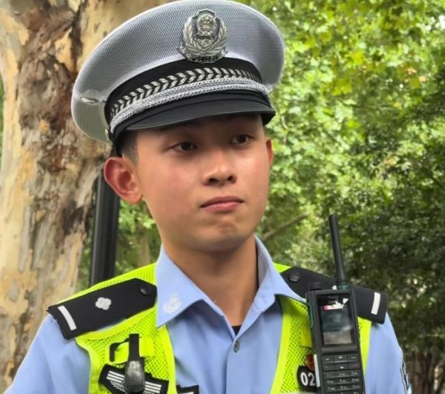 上海“卷卷”交警耐心开罚单