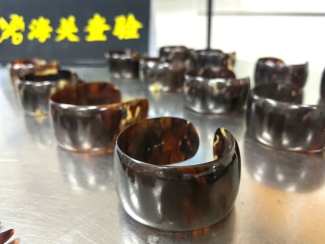 五彩斑斓的黑！深圳湾海关查获濒危玳瑁制品26件