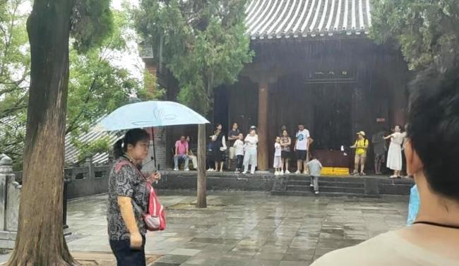 游客还原游览少林寺时遇大雨 僧人善举暖人心