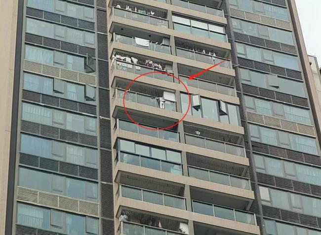 2名幼童翻出13层阳台玩耍 还做出危险动作 家长监护需加强