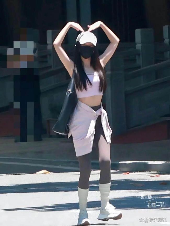 虞书欣机场私服好健康的虞书美 展现舒展自信体态