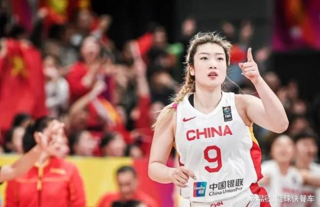 太强了！李梦全运会首秀10中10，率队赢109分，宫鲁鸣脸被打肿