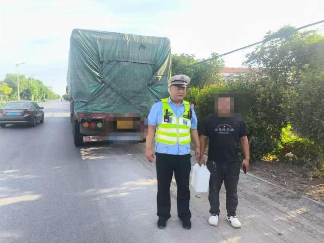 大货车燃油耗尽交警帮其脱困