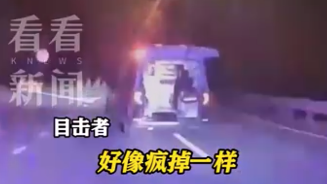 台湾一救护车后门大开高速狂飙 竟被人拿刀劫持