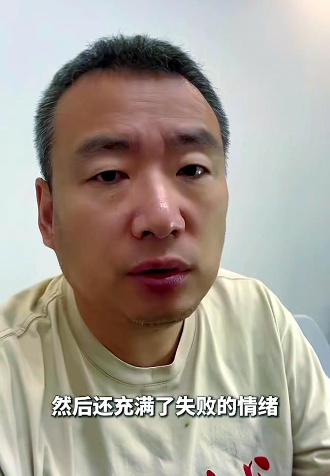 脫口秀演員王小利：不合群，也能活得自在 自嘲與生活態(tài)度的分享