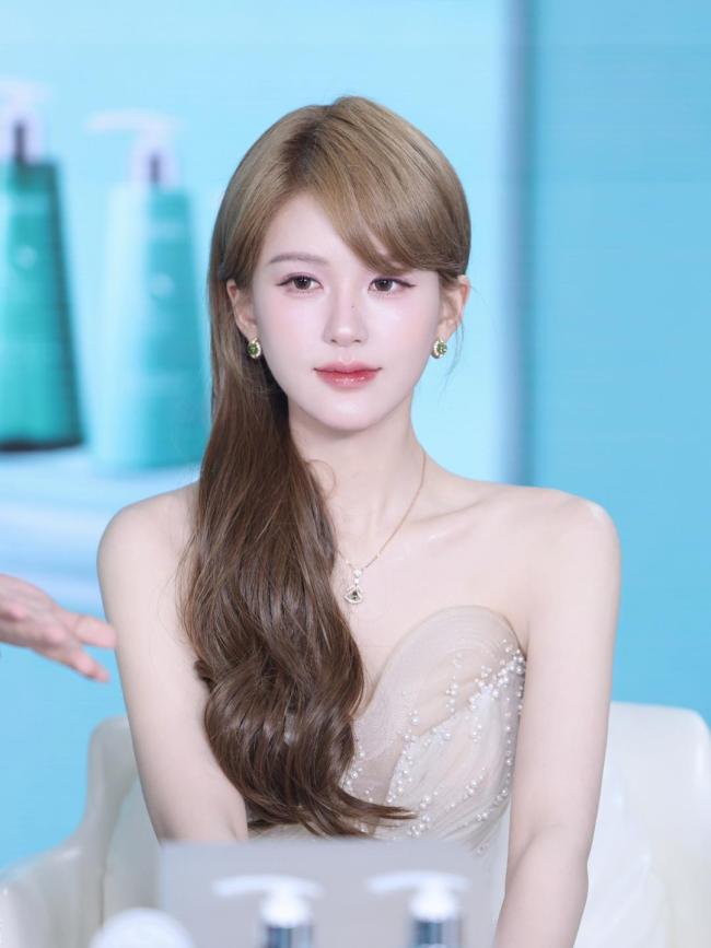 王晶揭露趙露思與經(jīng)紀(jì)公司鬧翻真相 背后都是利益