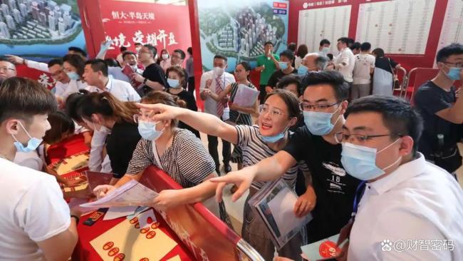 北京一楼盘一天卖了8套房 新政首日售楼处人声鼎沸
