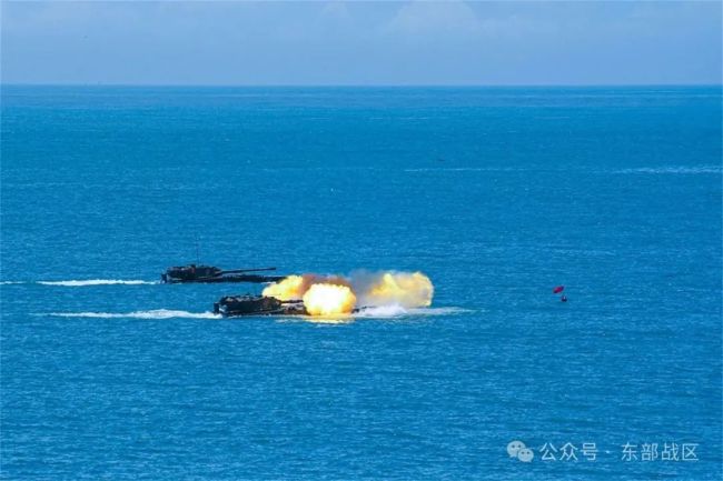 两栖战车海上实弹射击场面硬核：单车海上战斗射击，开始！
