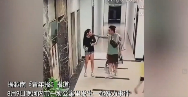 越南男子在妻子面前殴打女子，妻子全程冷漠旁观