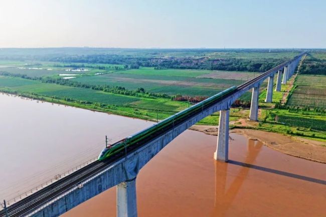 每一張都是壁紙！看火車行駛在草原“畫廊”