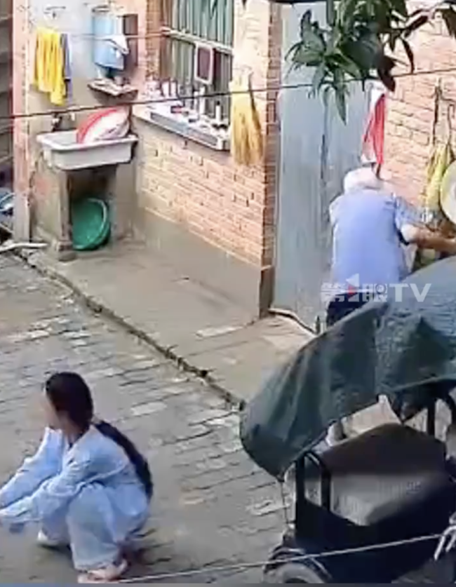 監(jiān)控：12歲重孫女飛奔救下92歲太爺爺！