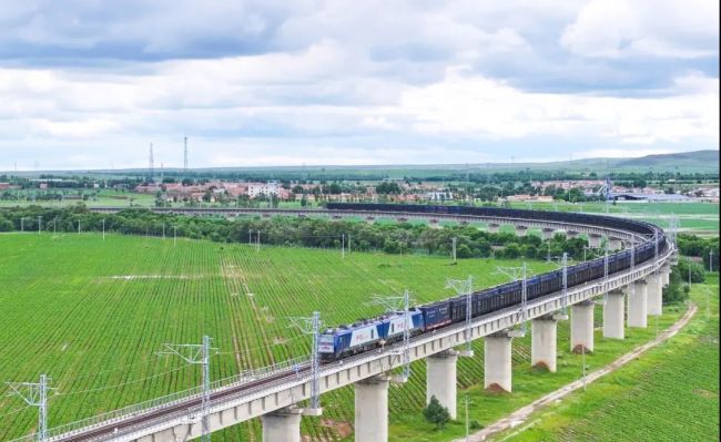 每一張都是壁紙！看火車行駛在草原“畫廊”