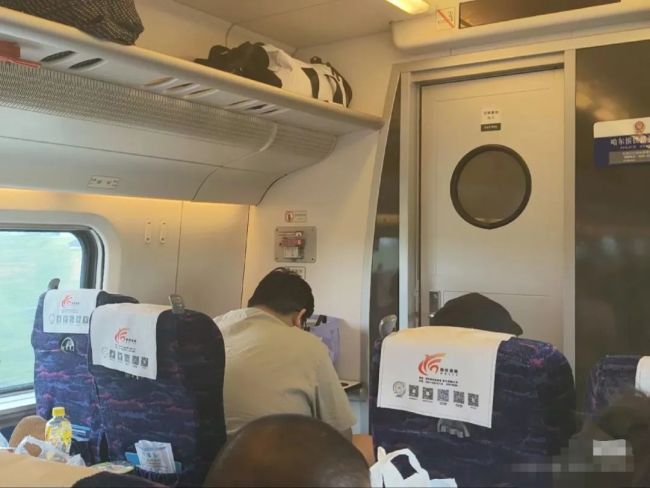 乘客吐槽高铁邻座400斤男子致拥挤