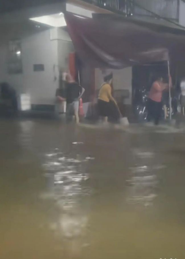 佛山暴雨后多地内涝 排水问题引争议