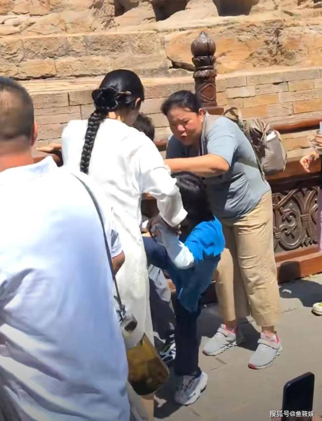 张纪中继子被亲儿子踢肚子痛到蹲地 家庭矛盾曝光引发热议