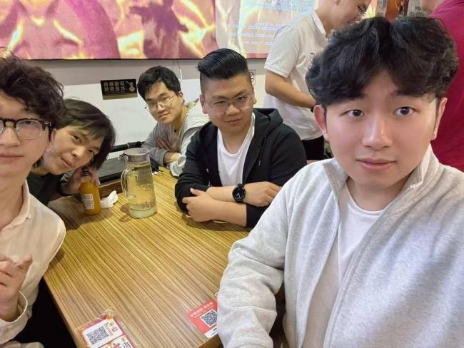 辍学的00后正在扎堆改变世界 AI浪潮下的年轻创业者