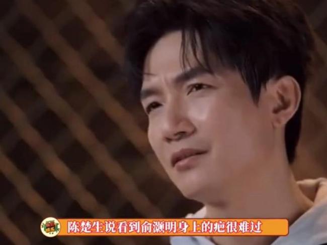 俞灏明王晓晨穿情侣装度假 甜密同业激励怜惜