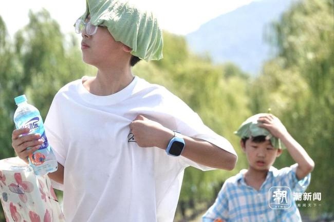 西湖景区游客上演“花式”避暑 高温下的游兴不减