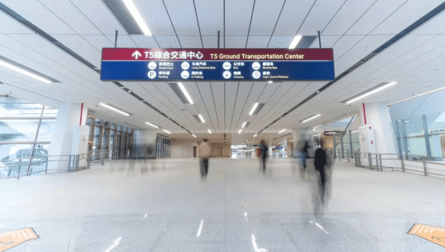 曝西安咸阳机场有人坠楼砸到清洁工