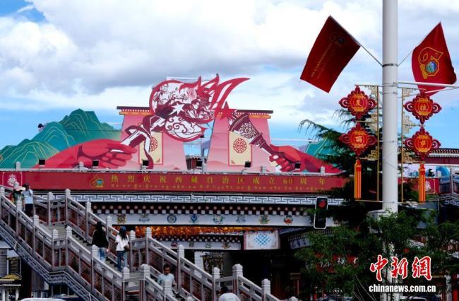 拉萨街头张灯结彩庆祝氛围浓 祥和欢腾迎大庆
