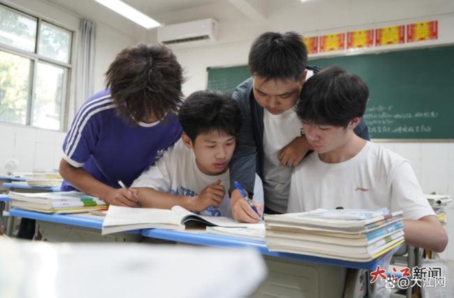 江西少年要带着爸爸上大学 孝心与梦想同行