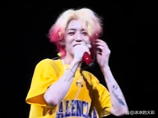 情侶偶遇鹿晗被提醒戴頭盔 偶像反向勸學(xué)交通安全
